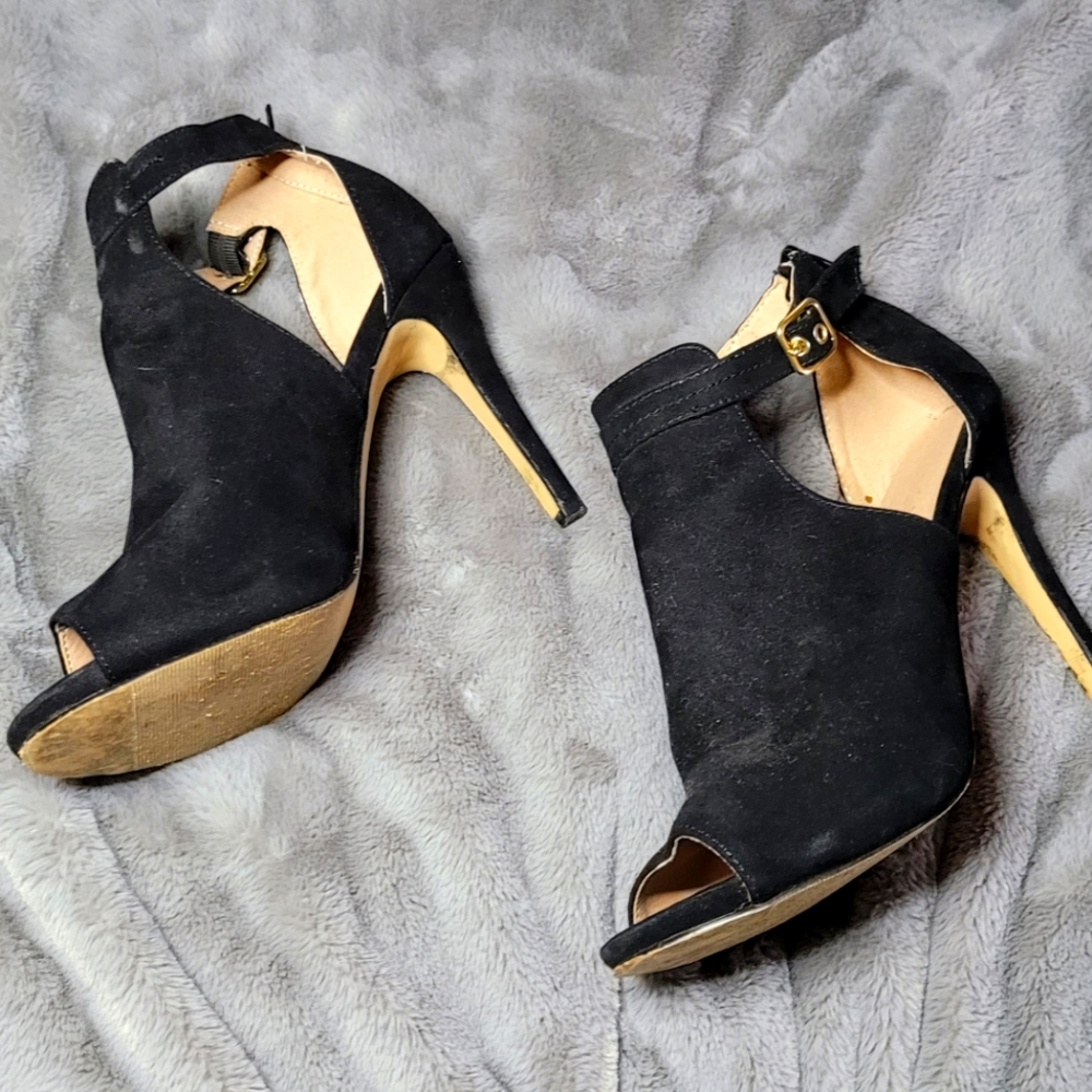 Ladies Size 9 Steve Madden Strapped Heels Open Toe